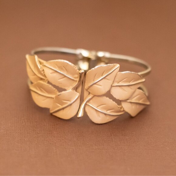 7 inch, Vintage Gold Tone Intricate Leaves Elegant Hinge Bangle - U26 - Picture 1 of 3
